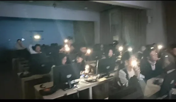 云飞扬成员在实验室交流
